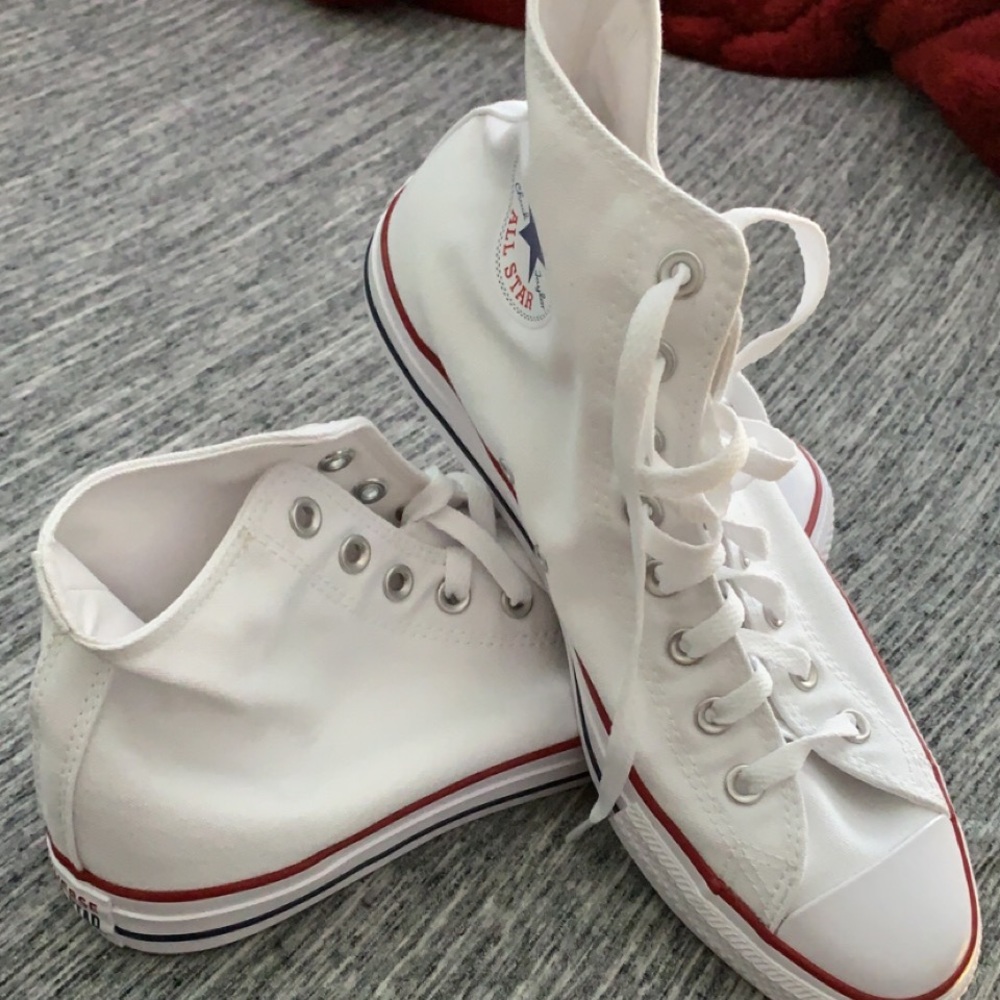 these are a size 9.5 in mens and a 11.5 in woman’s white converse
